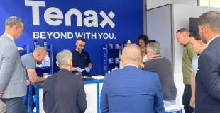 Thêm Chất Làm Cứng Vào Keo Polyester